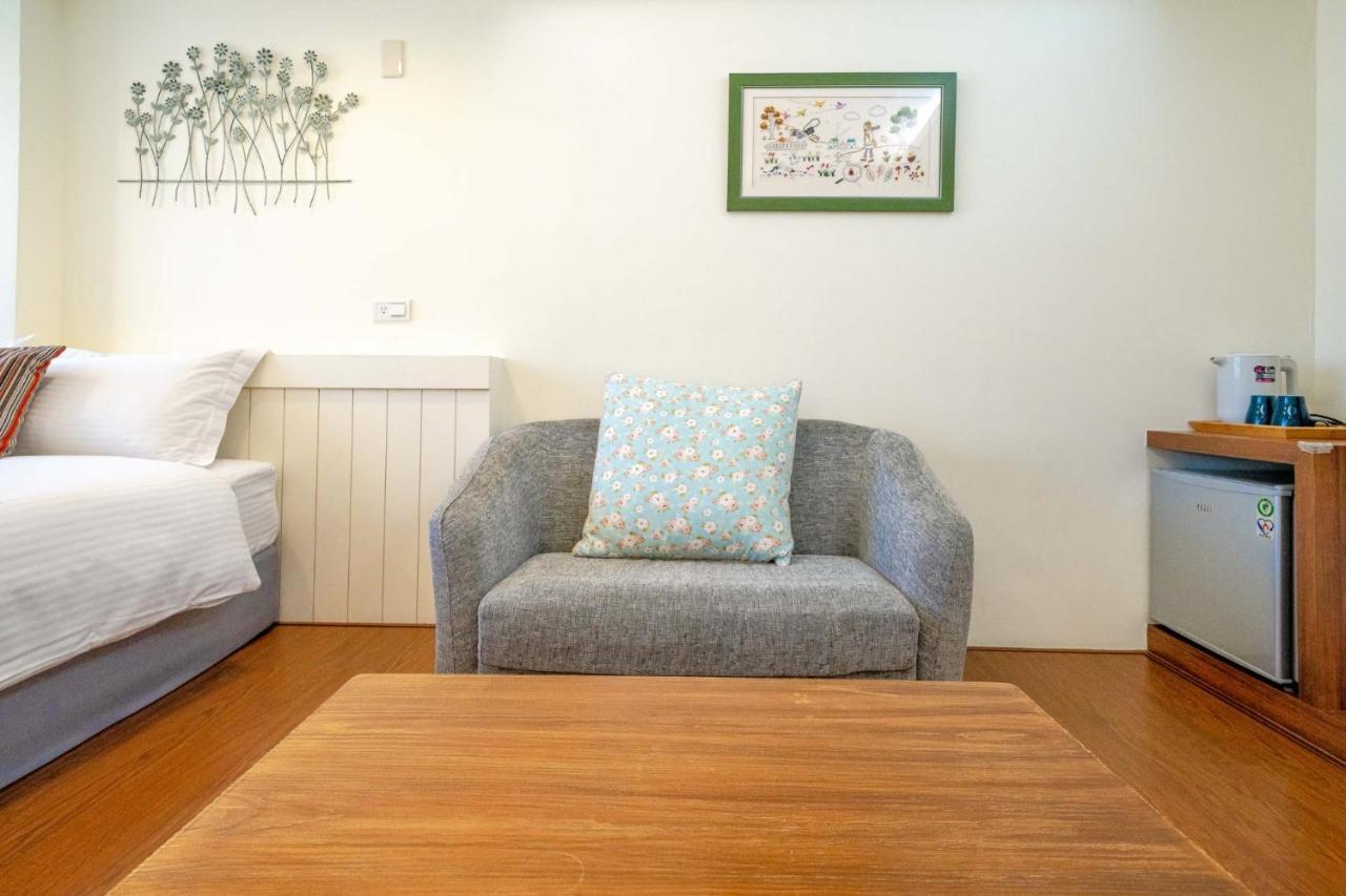Summer Tree Homestay Tainan Esterno foto