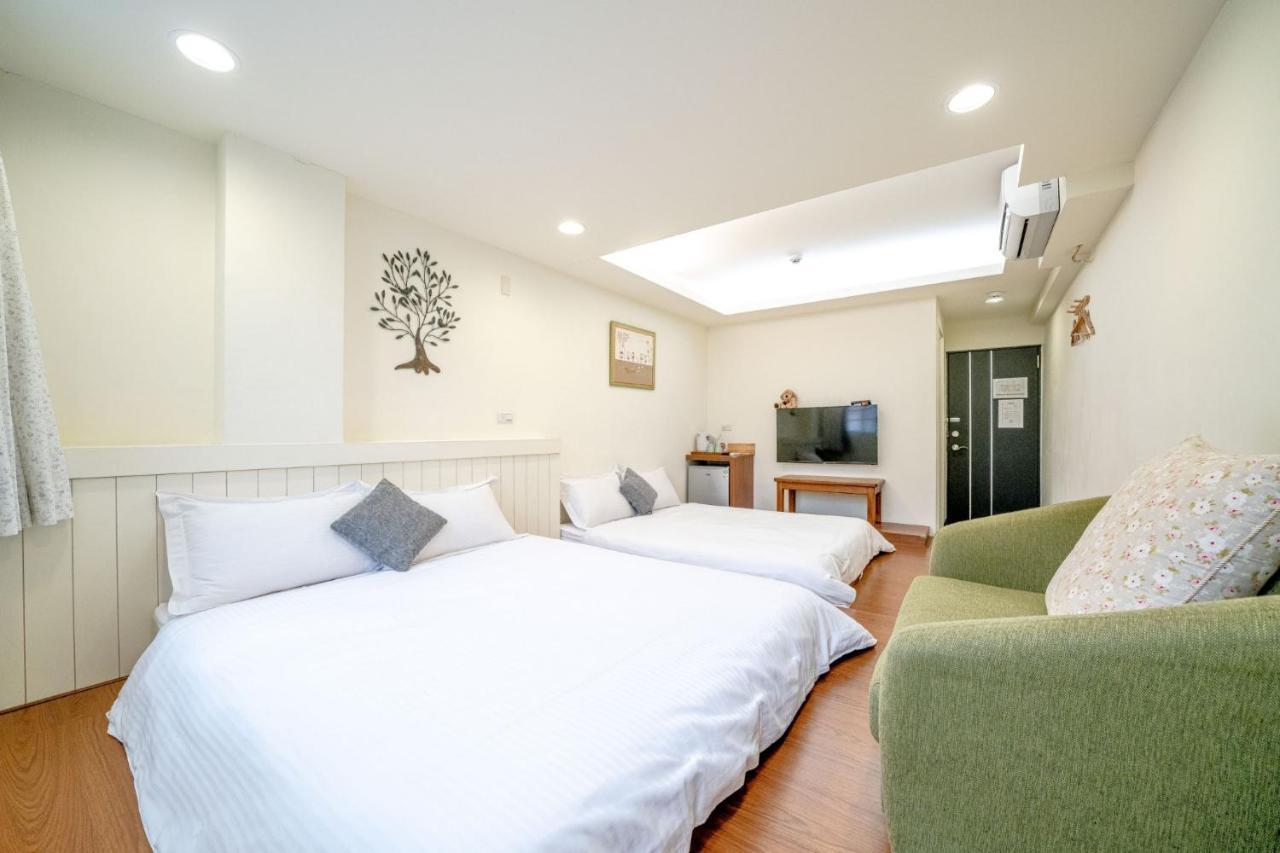 Summer Tree Homestay Tainan Esterno foto