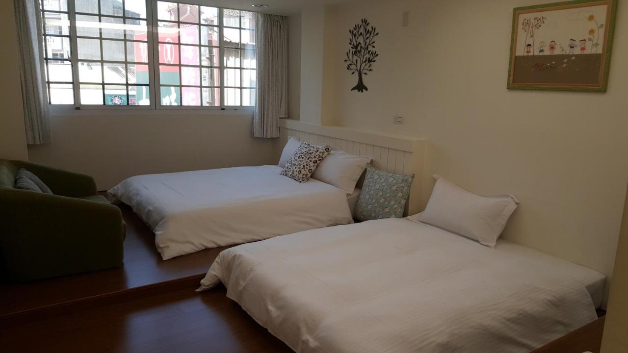 Summer Tree Homestay Tainan Esterno foto