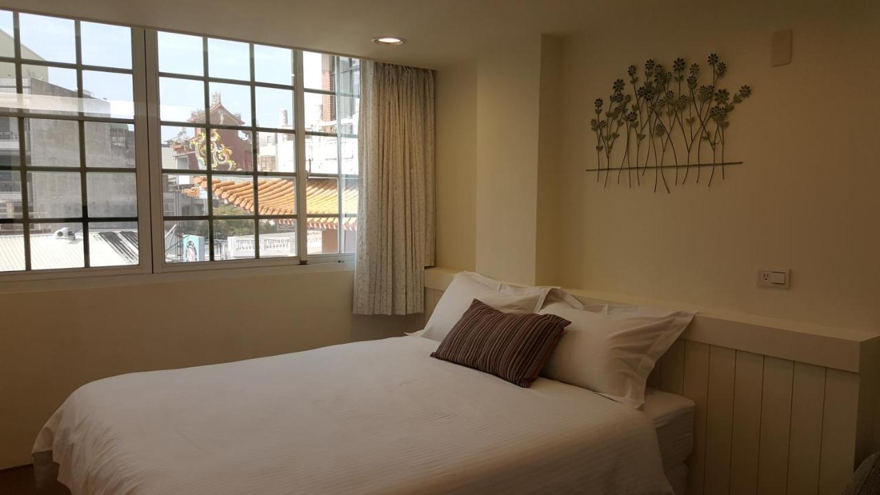 Summer Tree Homestay Tainan Esterno foto