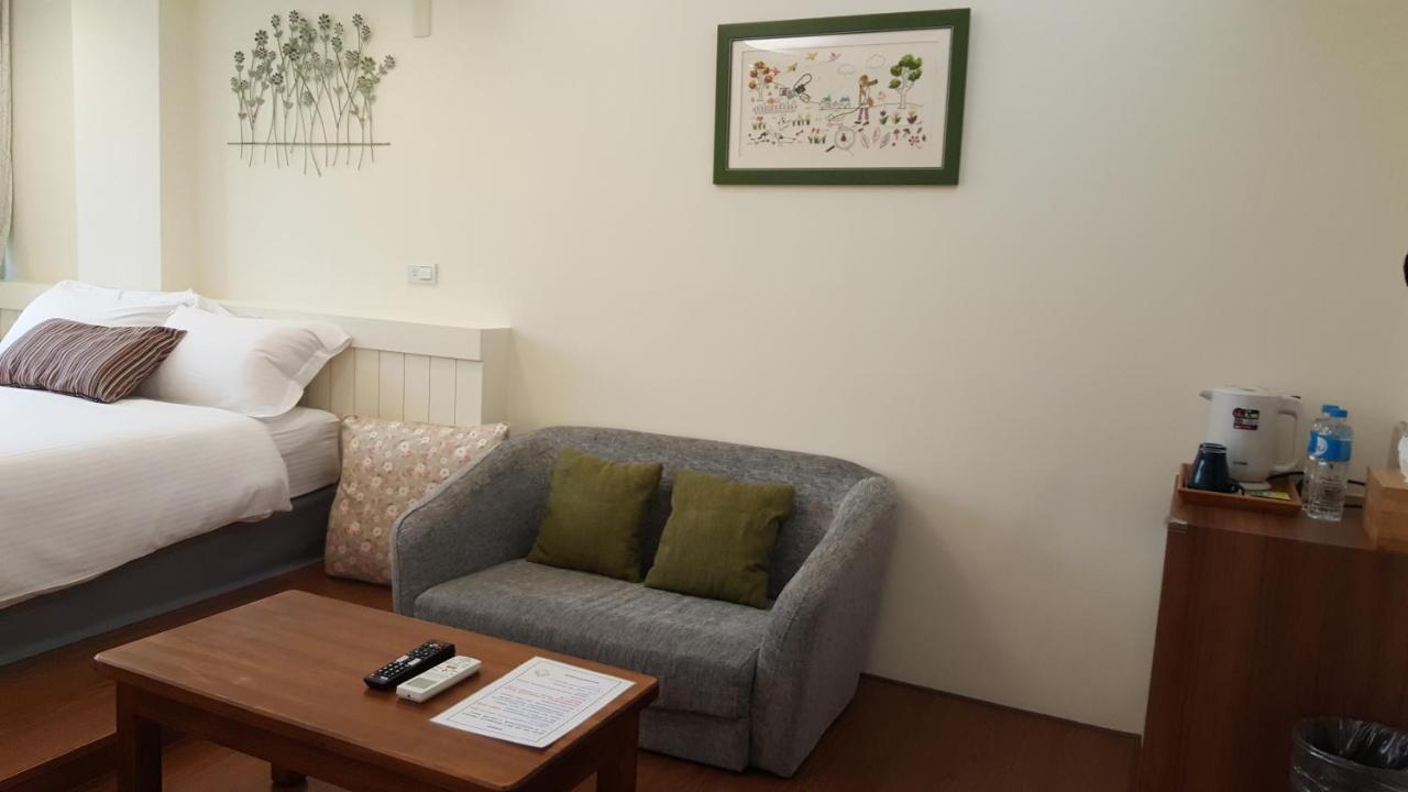 Summer Tree Homestay Tainan Esterno foto